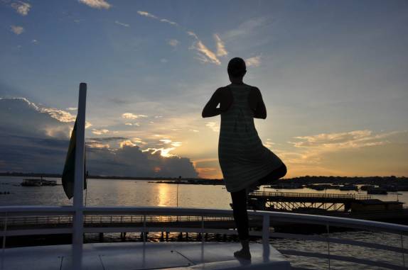 Aproveitando o amanhecer para fazer ioga, em Coari, cidade no Rio Solimões, nosso caminho para Manaus, no Amazonas